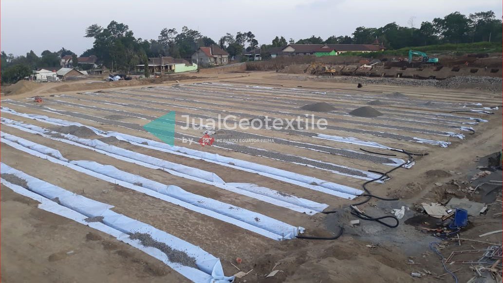 Pemasangan Ribflo HDPE dan Geotextile Untuk Subdrain Stadion Lapangan Bola di Kebogiro Boyolali Jawa Tengah