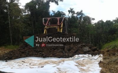 Pemasangan Non Woven Geotextile Pada Proyek Pembangunan Jalan Lintas Kabupaten