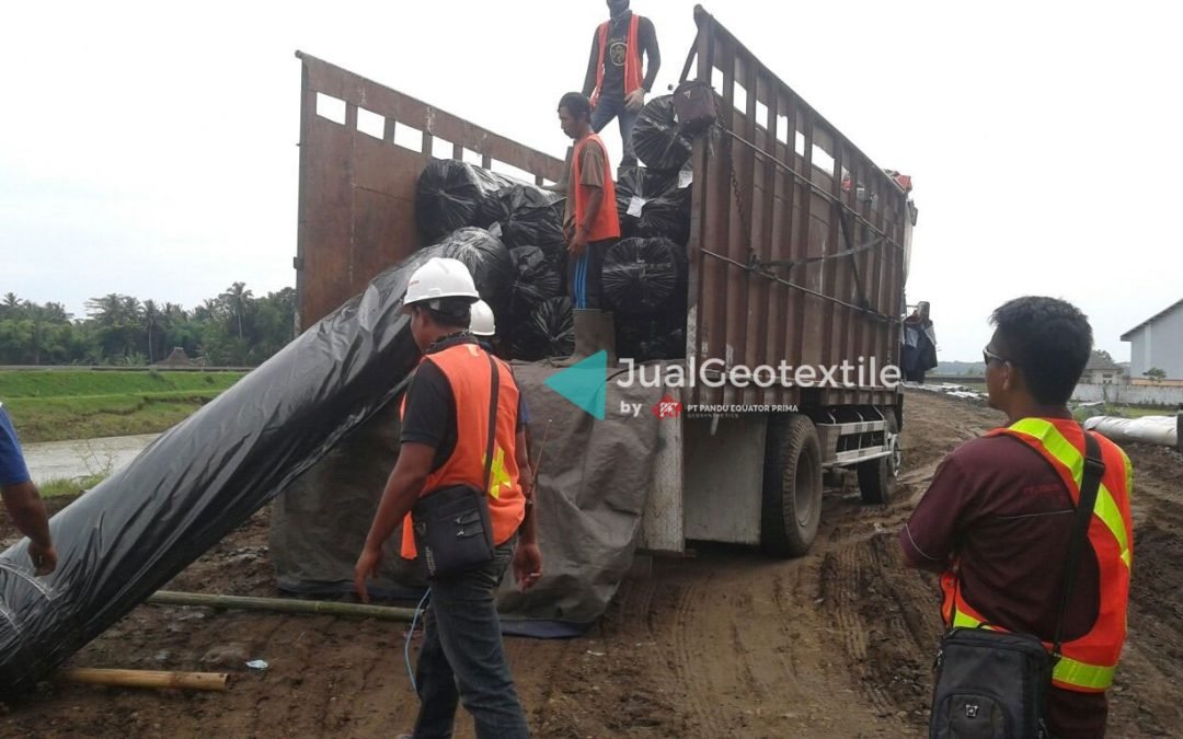 Instalasi Non Woven Geotextile Pada Proyek Jalur Ganda Kereta Api Kutoarjo