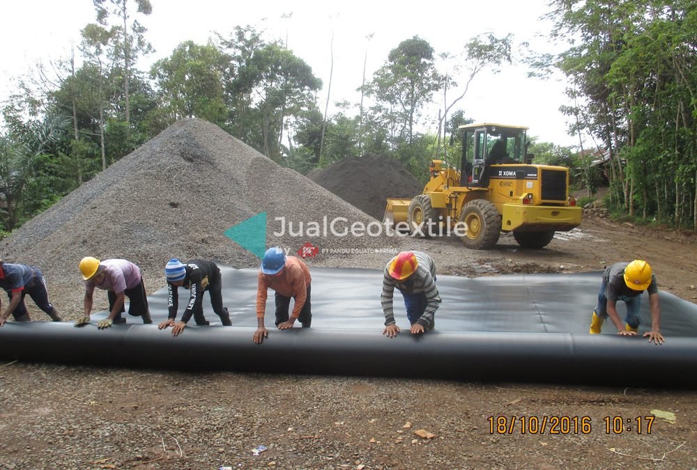 Proses Instalasi Geomembrane Pada Proyek Water Pond di Jawa Barat