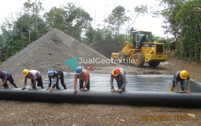 Proses Instalasi Geomembrane Pada Proyek Water Pond di Jawa Barat