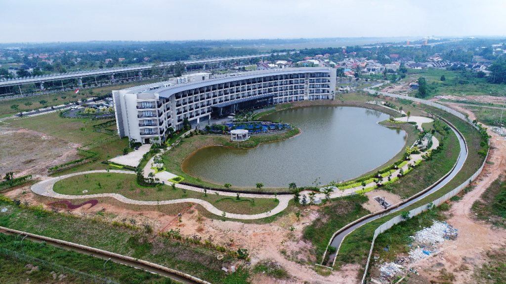 Instalasi Geomembrane Pada Proyek Pembangunan Danau Buatan Hotel Santika Premier Pekanbaru